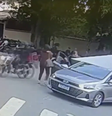 Câmeras de segurança da Bandeirantes registraram o momento em que a jornalista Paula Valdez teve o celular furtado na porta da emissora.  Foto: Reprodução/ Band